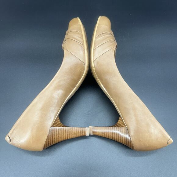 Sofft Womens 8.5M Tan Leather Pump Stacked Heel Pleated Front Office Secretary - Picture 7 of 8
